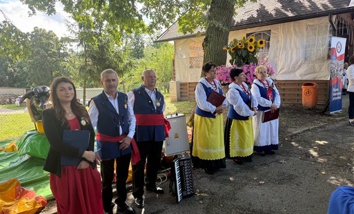 Zdjęcie do Nasz zesp&oacute;ł "Kwiaty jesieni" na dożynkach w Kr&oacute;likowie